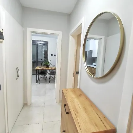 Central & Comfy 2 Bedroom Apartment *