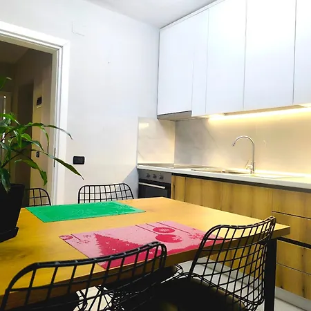 Central & Comfy 2 Bedroom Apartment *